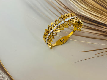 Golden Leaf Bracelet - Nature-Inspired Elegance